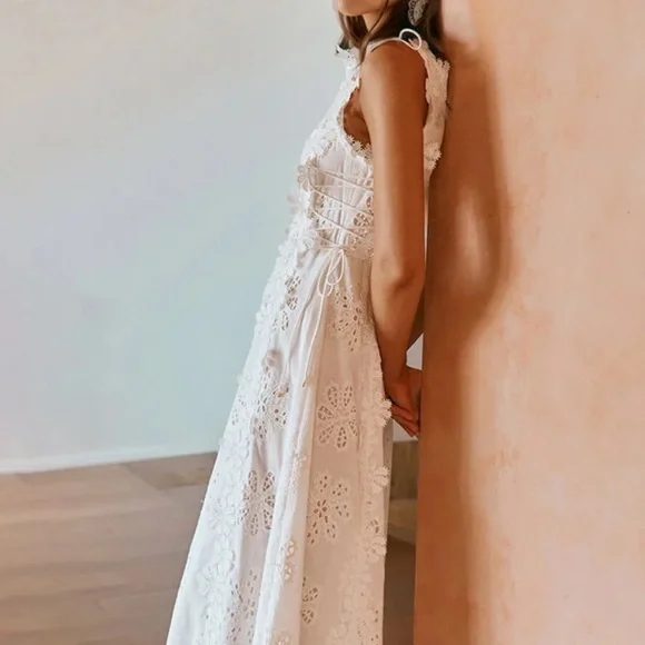 Elegant White Floral Lace Dress - Picture 2 of 5